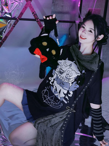 Cartoon and Scarf with Detachable Eyelet Sheep Professor Strap T-Shirt Black Details