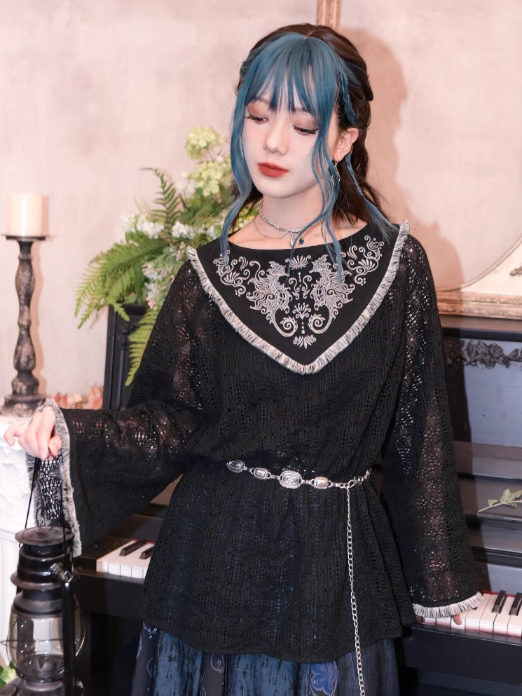 Stil: Ausgehöhlter Cheongsam mit schwarzem Saum, Spitzenoberteil, Quaste, Seepferdchen- und Korallenstickerei