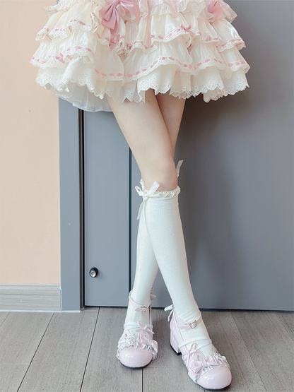 Milchweiße, süße Unterknee-Strümpfe mit Rüschenbündchen und Schleife