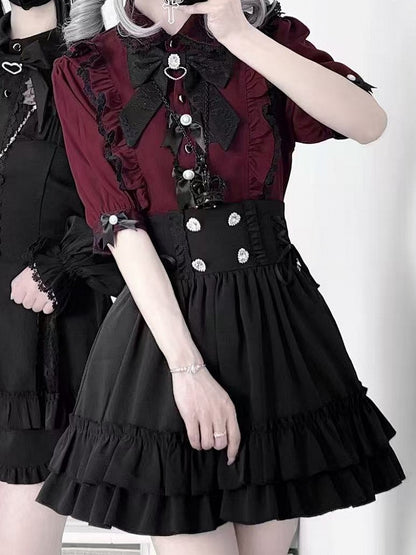 ラインストーンフリルシャツのディテール、蝶結びの装飾、ジライレッドワインケイトリム