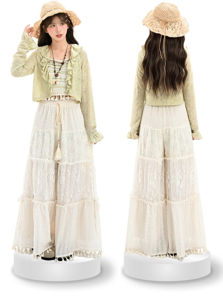 Weiße Hose mit weitem Bein und Kordelzug in der Taillenversion mit ausgehöhlten Quastenbündchen