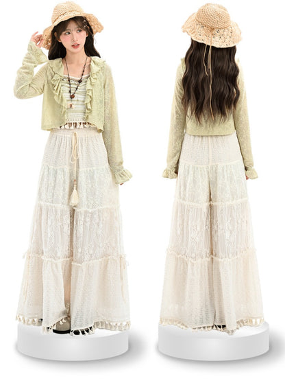 Weiße Hose mit weitem Bein und Kordelzug in der Taillenversion mit ausgehöhlten Quastenbündchen