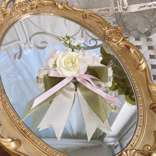 Beige und grüne Blumenbrosche mit Schleife