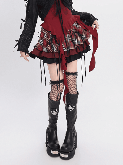 Karierter Stufenrock und rot-schwarz-weiße Schleifendekoration Y2K /