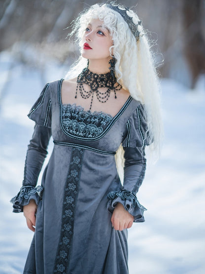 グレーのエンパイアウエスト、エレガントなロリータスクエアネックライン、ジュリエットスリーブ、ベルベットドレス