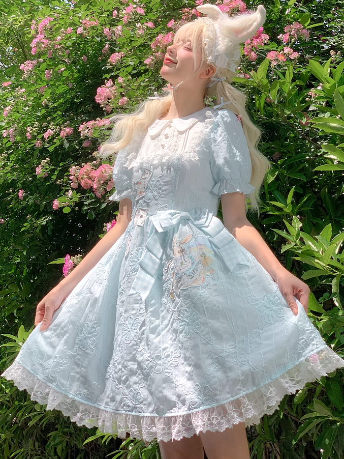 Besticktes blaues Kleid mit Puffärmeln in Wunderland-Vibes, Bunny Alice