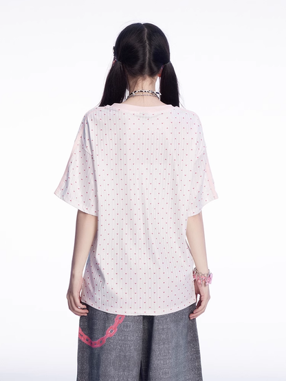 Weißes T-Shirt mit V-Ausschnitt und Zahlen- und Sternendruck