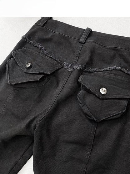 Schwarze Jeans mit ausgestellter Silhouette und Volantbesatz