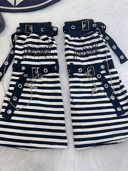 黒と白のストライプとクロスチェーンのパンクレッグウォーマー