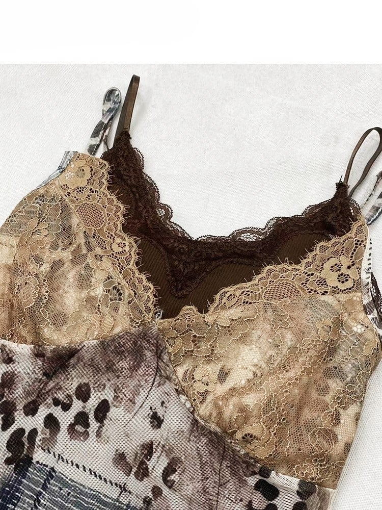 Cami-Top mit Leopardenmuster, Y2K, V-Ausschnitt, Patches + kontrastierende braune Spitze