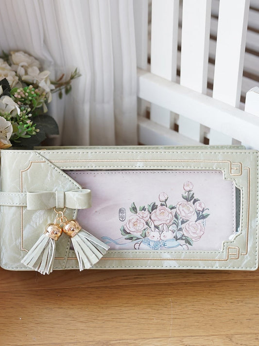 Grünes Cheongsam im Ita-Stil mit Blumenmuster und Fransentasche aus PU mit Schleife