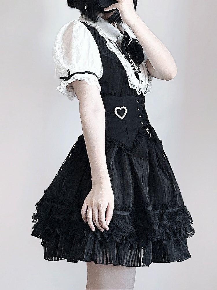 Jirai Kei mit mehrlagigen Streifen in Weiß und mit schwarzem Taillengürtel und hohem Schnürkorsettrock