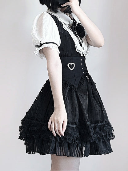 Jirai Kei mit mehrlagigen Streifen in Weiß und mit schwarzem Taillengürtel und hohem Schnürkorsettrock