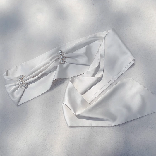 / Schwarzer Satin-Taillengürtel mit Perlendetails Weiß