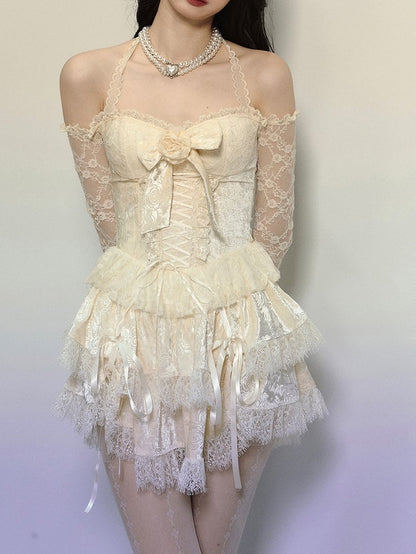 Aprikosenfarbenes Neckholderkleid aus Spitze mit Blumenschleife und Schnürdetail