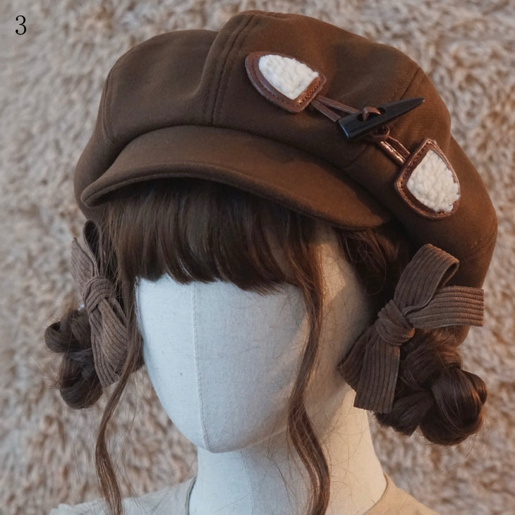 茶色のベレー帽、装飾ボタン付き帽子