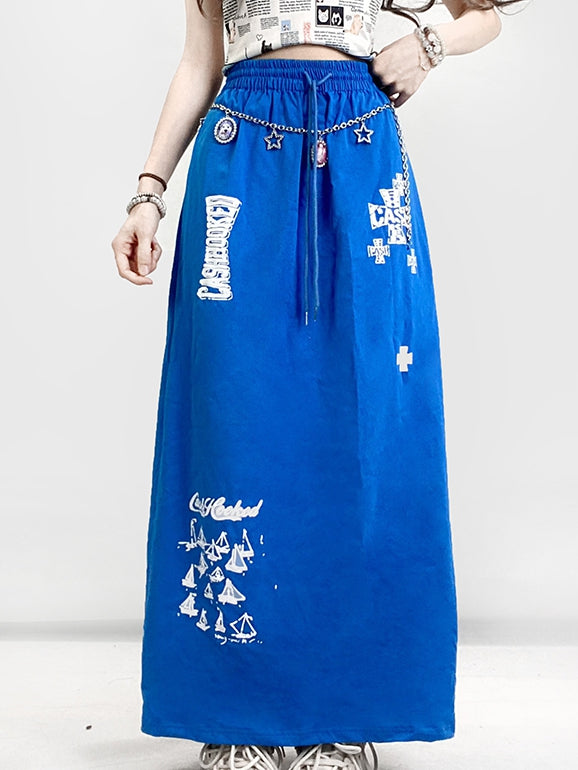 文字の帆船と十字架のプリントが施されたブルーのY2K Aラインスカート