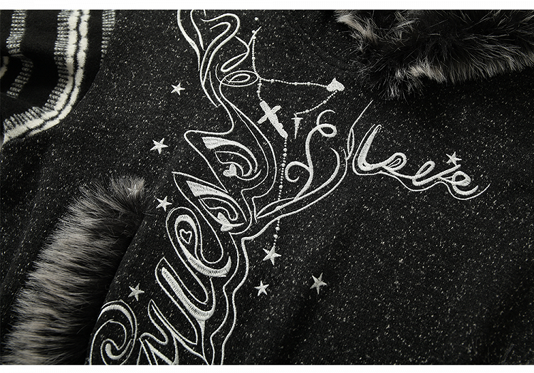 Schwarz-weißer Kapuzenpullover mit Plüschbesatz und gestreiften Ärmeln