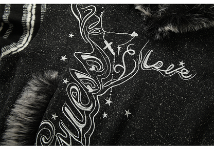 Schwarz-weißer Kapuzenpullover mit Plüschbesatz und gestreiften Ärmeln