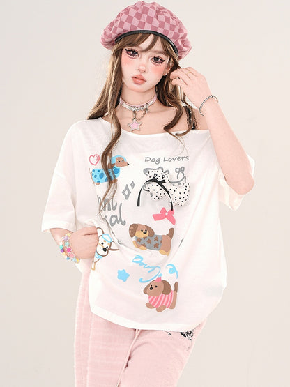 Weiß/Schwarzes lockeres T-Shirt mit asymmetrischem Ausschnitt und Cartoon-Welpen