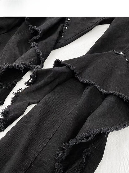 Schwarze Jeans mit ausgestellter Silhouette und Volantbesatz