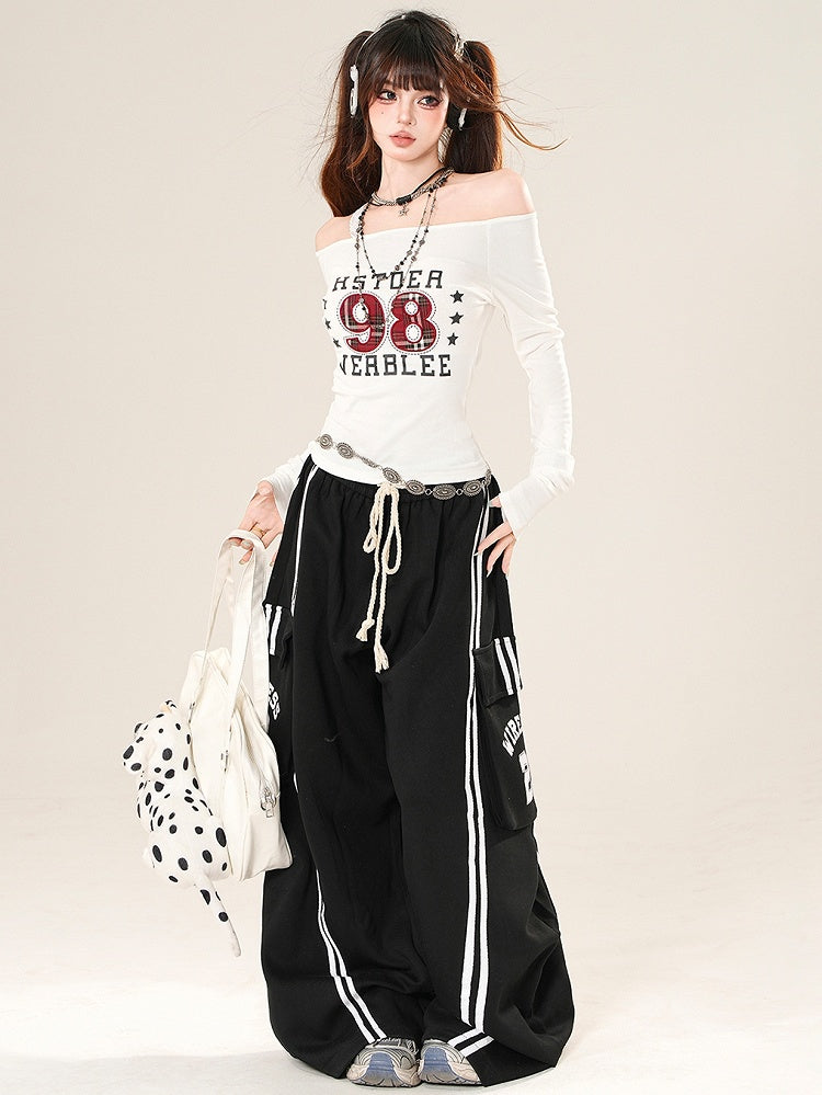 数字をあしらったブラックワイドレッグパンツ、ポケット付きレターカーゴカットプリント、ほろ苦い