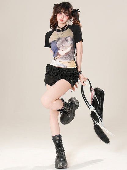 Glamorous – Shorts mit Rüschenbesatz, Schwarz/Rot, Bittersüß