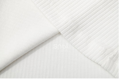 Weißes, hochgeschlossenes, langärmliges Top mit Spitzenbesatz