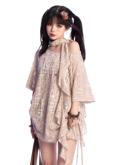 穴あきTシャツ、カーキ、アシンメトリーネックライン、レタープリント、ダメージ加工スカーフ