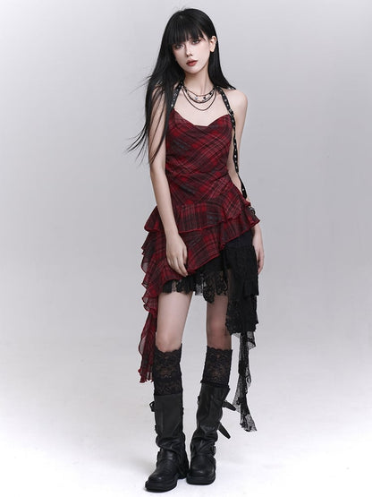 Rot kariertes Neckholder-Top mit kaskadierenden Rüschen und Schnallenriemen