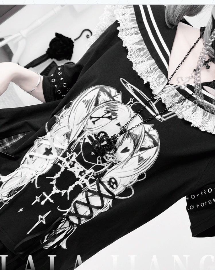 Schwarzes T-Shirt mit Matrosenkragen, Schnürdetails und Anime-Mädchen-Print, Bittersüß