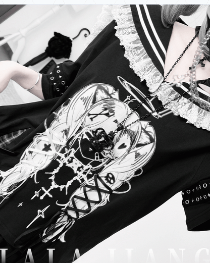 Schwarzes T-Shirt mit Matrosenkragen, Schnürdetails und Anime-Mädchen-Print, Bittersüß