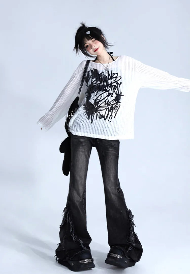 ゆったりとしたホワイトのプルオーバーニット、グラフィティフィットプリント