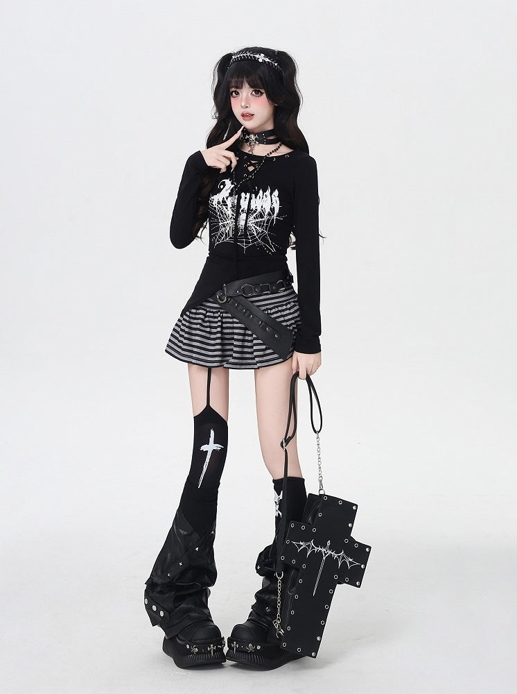 スパイダーウェブプリントのレースアップネックライン、アシンメトリーヘムのブラックトップス