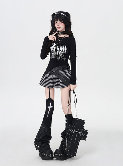 スパイダーウェブプリントのレースアップネックライン、アシンメトリーヘムのブラックトップス