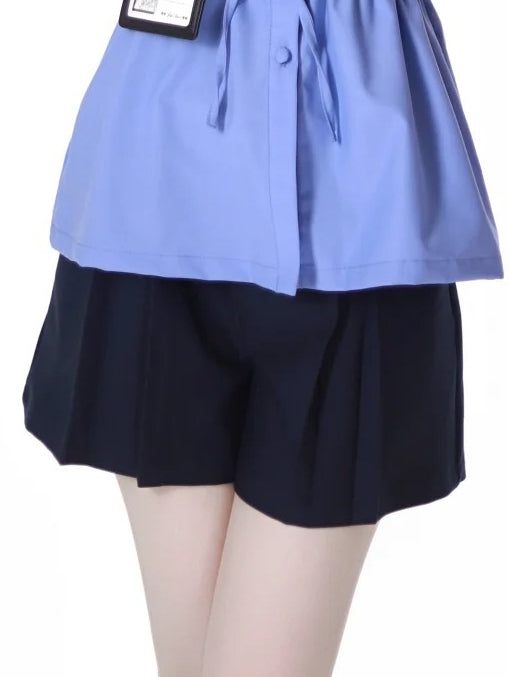Marineblaue Shorts mit Kellerfalten und Schnallengürtel