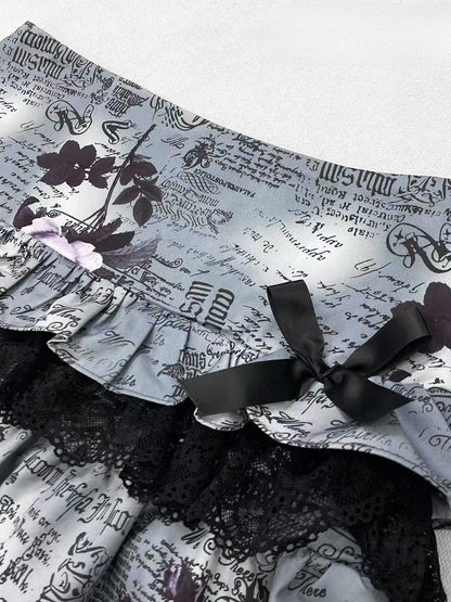 Glamorous – Stufenrock in Schwarz, Y2K-Spitzenbesatz, Blumen- und Buchstabendruck