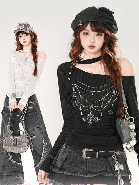 ホワイト/ブラックのアシンメトリーネックライン、ラインストーンディテール、バックル