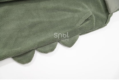 かわいい恐竜の緑のぬいぐるみオーバーオール