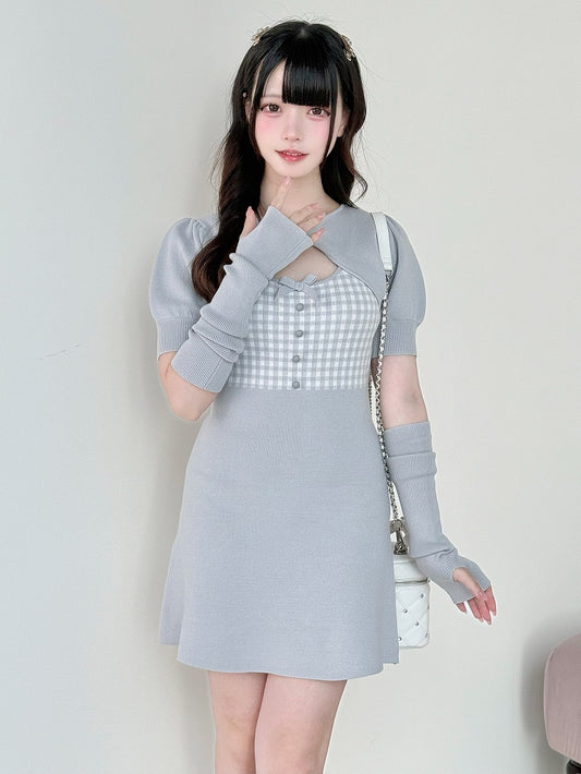 Kleid mit kariertem Cut-Out-Ausschnitt aus Kei Jirai-Strick in hellem Twist-Blau