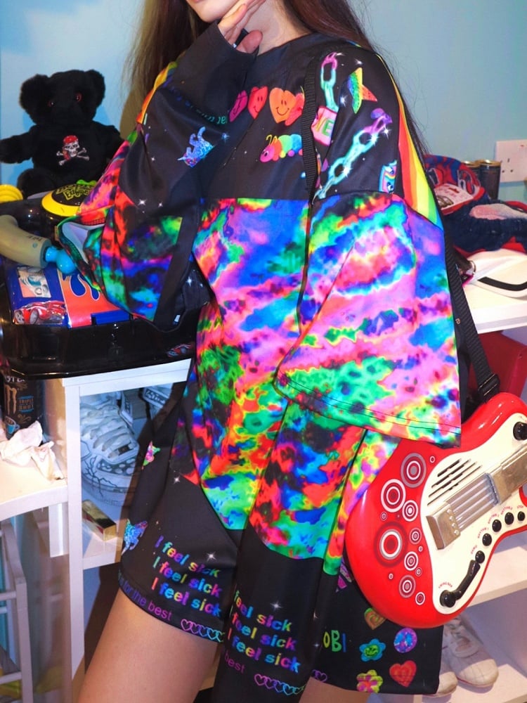 カラフルなスウェットシャツとプリント文字のレインボーハート Y2K