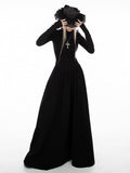 Schwarzes A-Linien-Kleid mit hohem Kragen und gotischen Daumenlochmanschetten