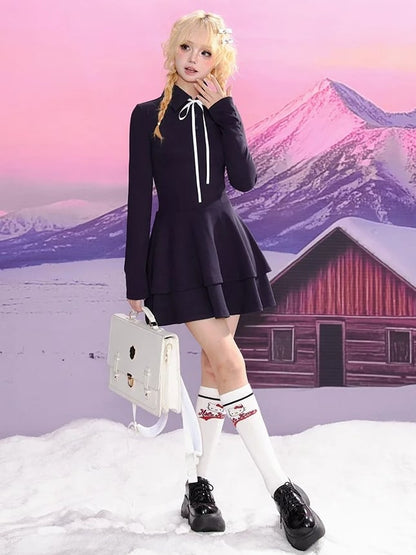 Marineblaues Preppy-Kleid mit Polokragen, selbstbindender Schleife und Stufenrock