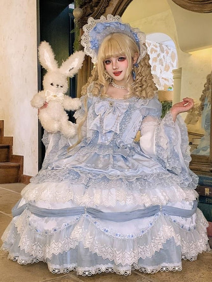 ホワイトとライトブルーのリボンアクセント、重ねたレーストリム、ベルスリーブ