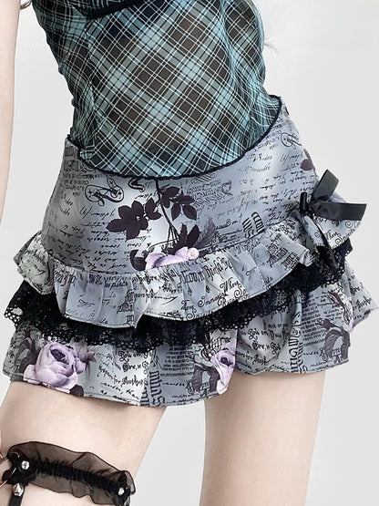 Glamorous – Stufenrock in Schwarz, Y2K-Spitzenbesatz, Blumen- und Buchstabendruck