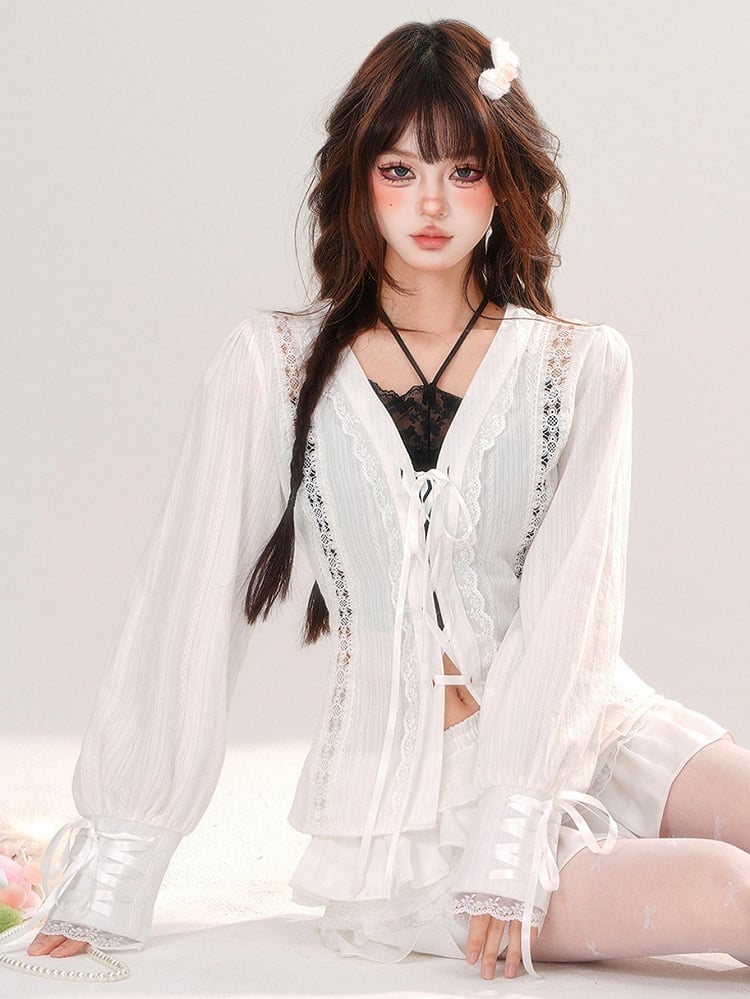 Weiße Spitzenbluse mit Schnürleiste und V-Ausschnitt und Ballonärmeln