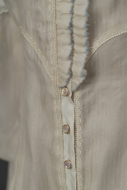 ベージュとブルーのフリルクロスオーバーネックライン長袖シャツ