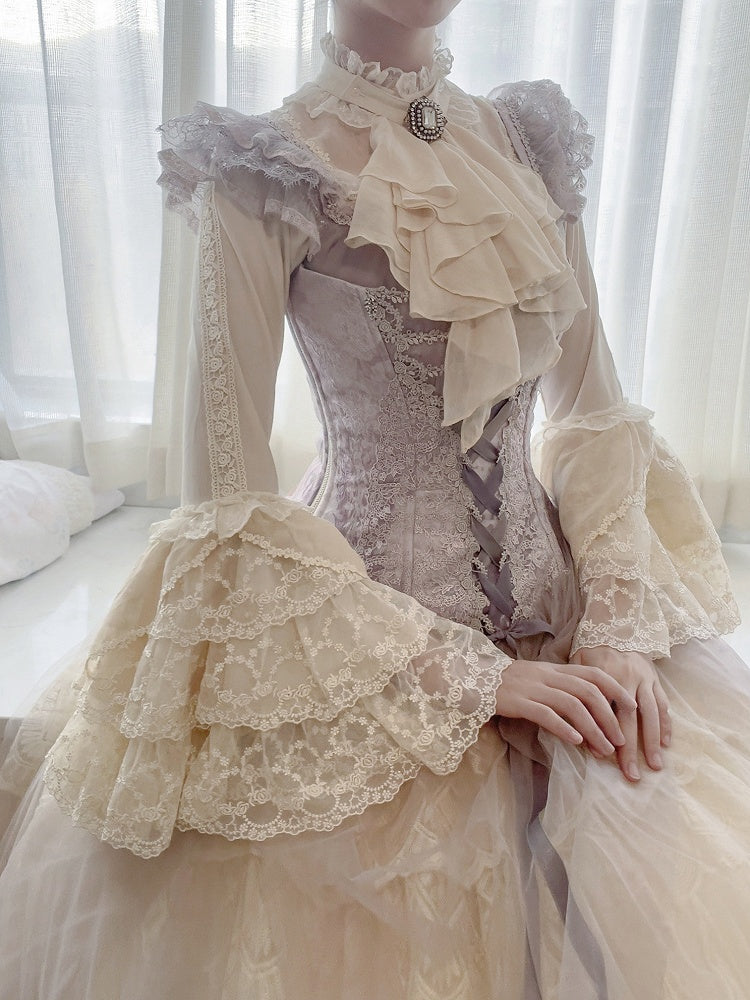 Beige Bluse mit Jabot-Krawatte, Rüschenausschnitt und langen Glockenärmeln