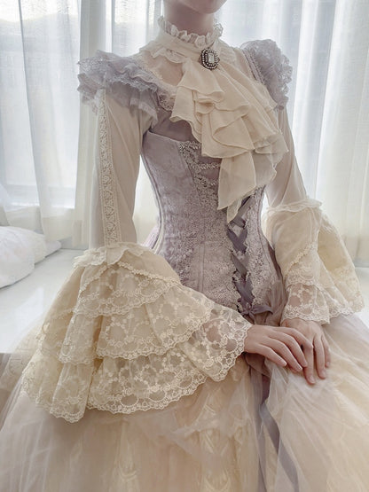 Beige Bluse mit Jabot-Krawatte, Rüschenausschnitt und langen Glockenärmeln