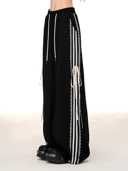 Schwarze Blokette-Hose mit weitem Bein und Spitzenbesatz im Core-Cut